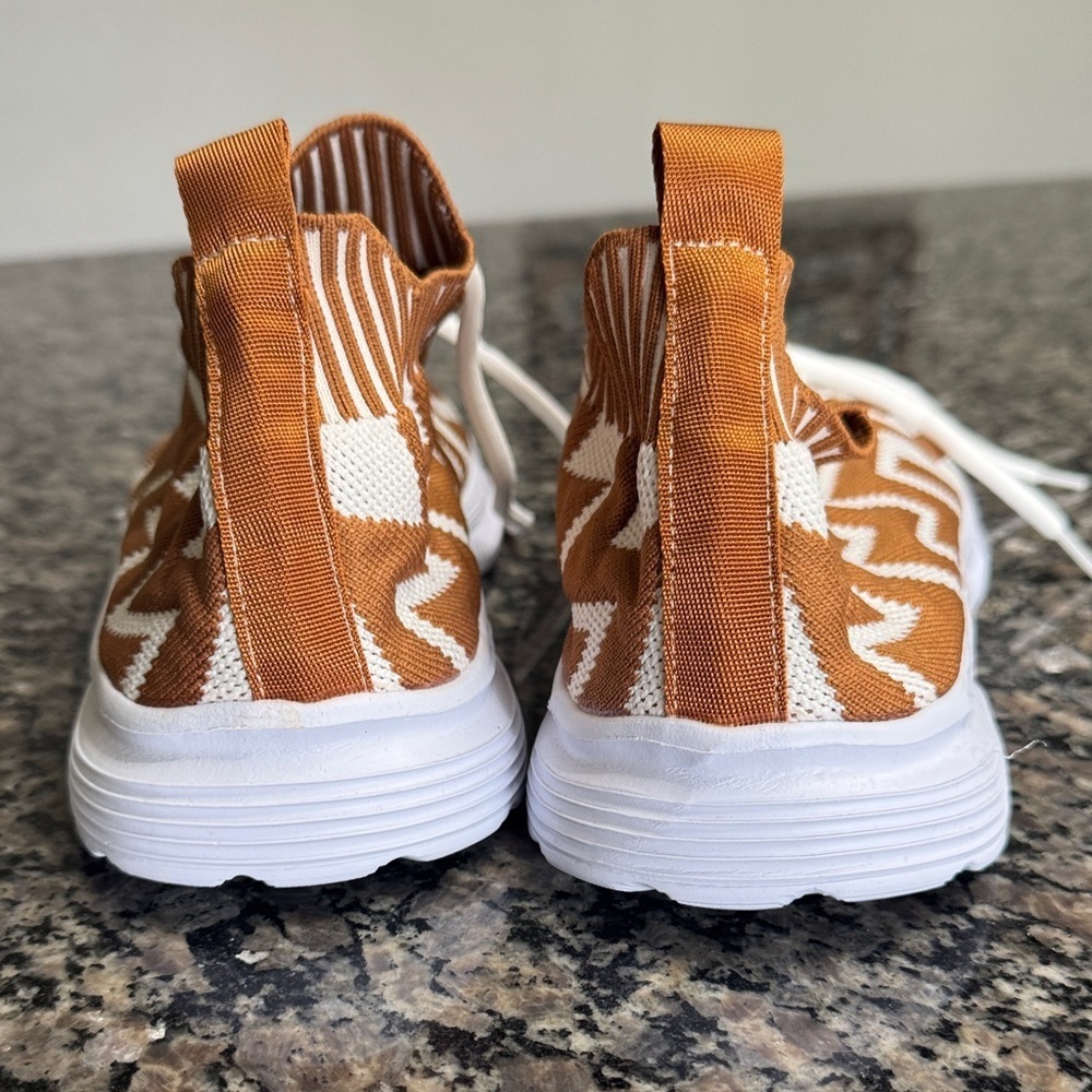 Women's Chevron Patterned Tan and White fashion Sneakers NWOT 8.5 - Picture 7 of 10
